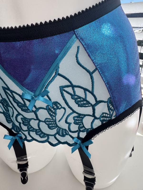 Wetlook Strapsgürtel Shiny Azure - Glanz und Spitze – Bild 3